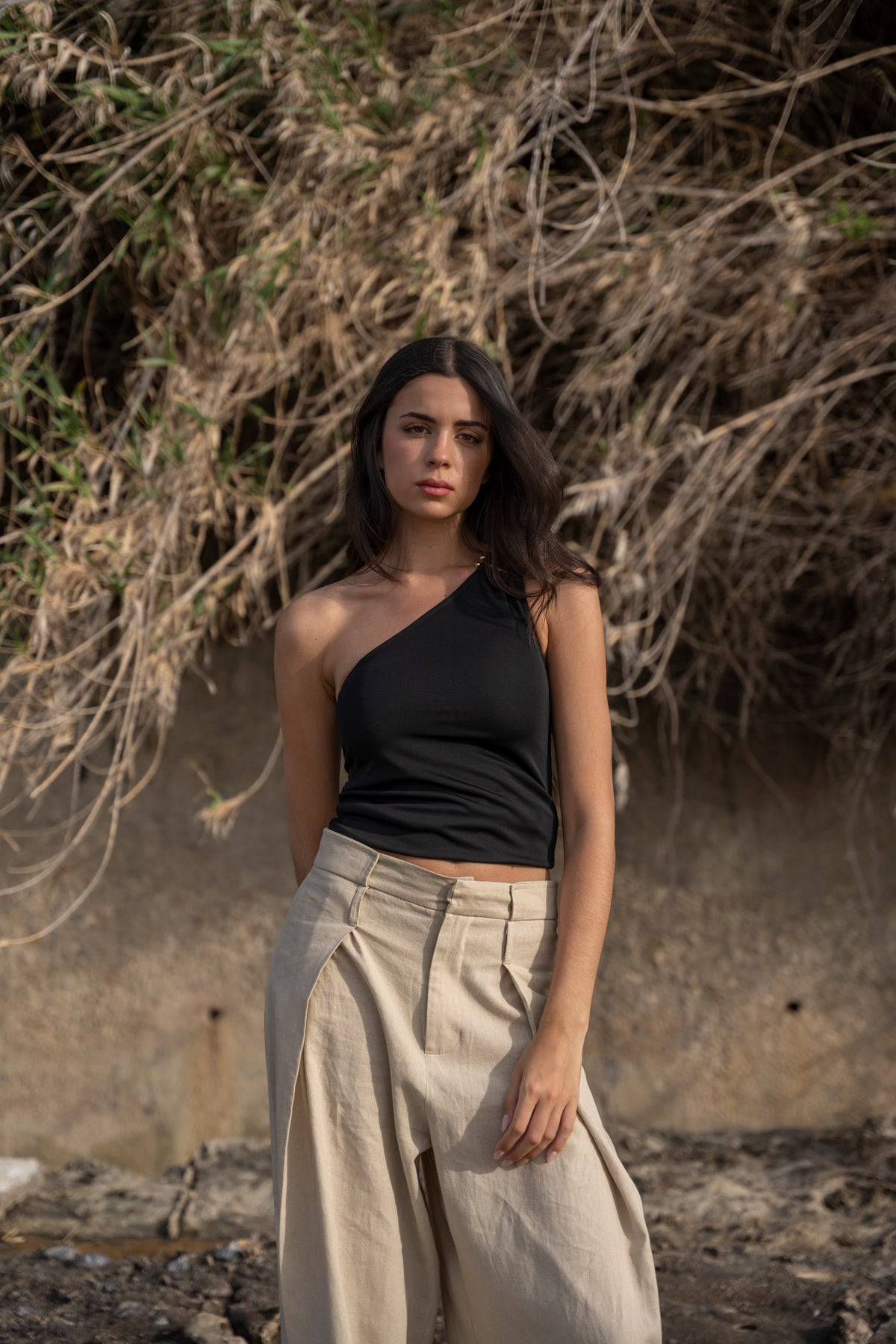 γυναικεία ρούχα, μίνιμαλ, μινιμαλ, γυναικεια ρουχα,style, στιλ, style loft, stylaloft.com, styleloft, fashion, μόδα, μοδα, γυναίκα, μπλούζα με ένα μανίκι, μπλουζα με ενα μανικι, μαύρο τοπ, μαυρο τοπ, mavro top, top με έναν ώμο, top με εναν ωμο, top me enan omo
