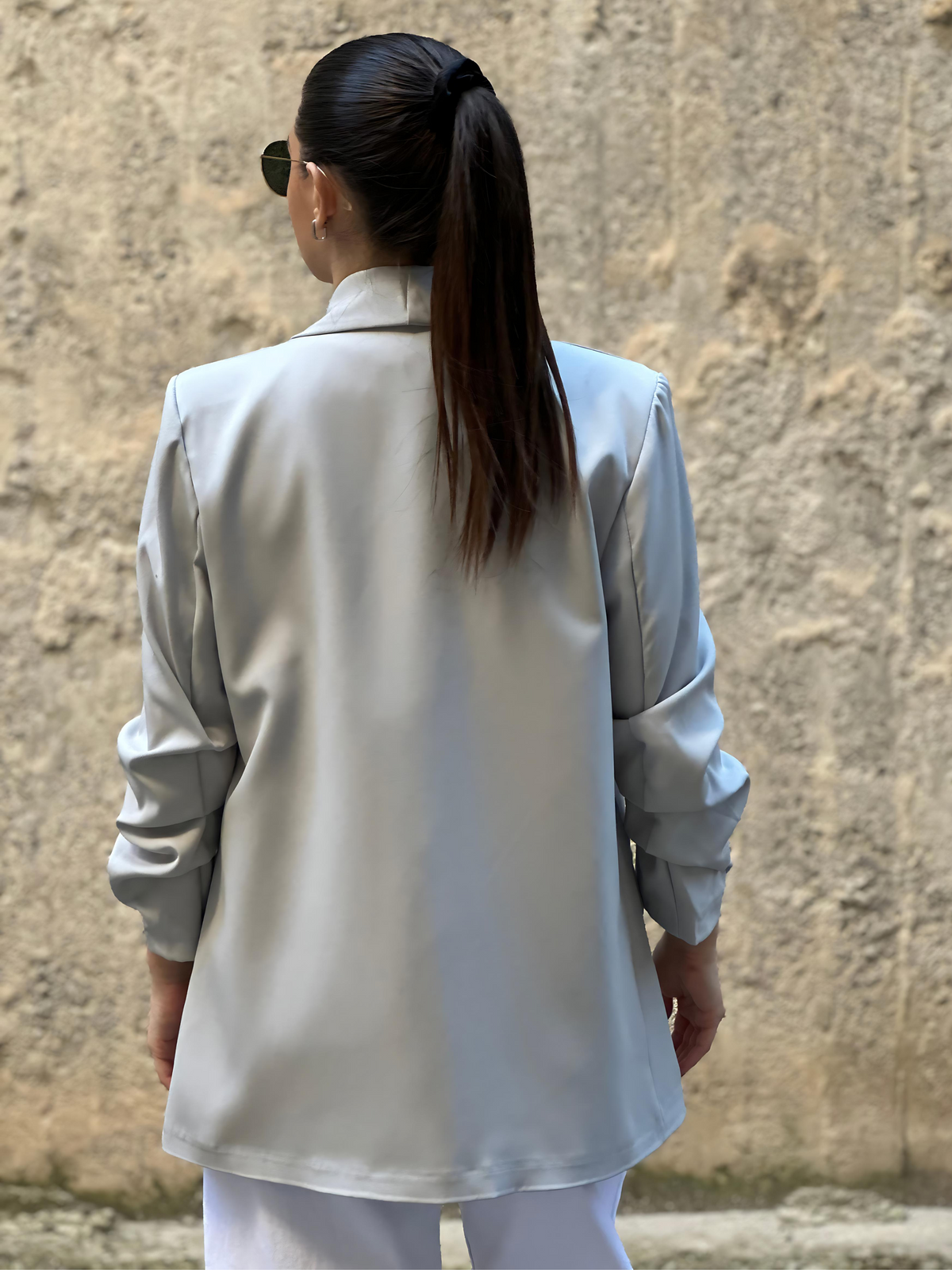 γυναικεία ρούχα, μίνιμαλ, μίνιμαλ, minimal, γυναικεια ρουχα, style, στιλ, style loft, stylaloft.com, styleloft, fashion, μόδα, μοδα, γυναίκα, σακάκι, sakaki, σακακι, γυναικεία σακάκια, γυναικεια σακακια, γκρι σακάκι, γκρι σακακι, γκρι σακάκι με σούρες, γκρι σακακι με σουρες, gkri sakaki