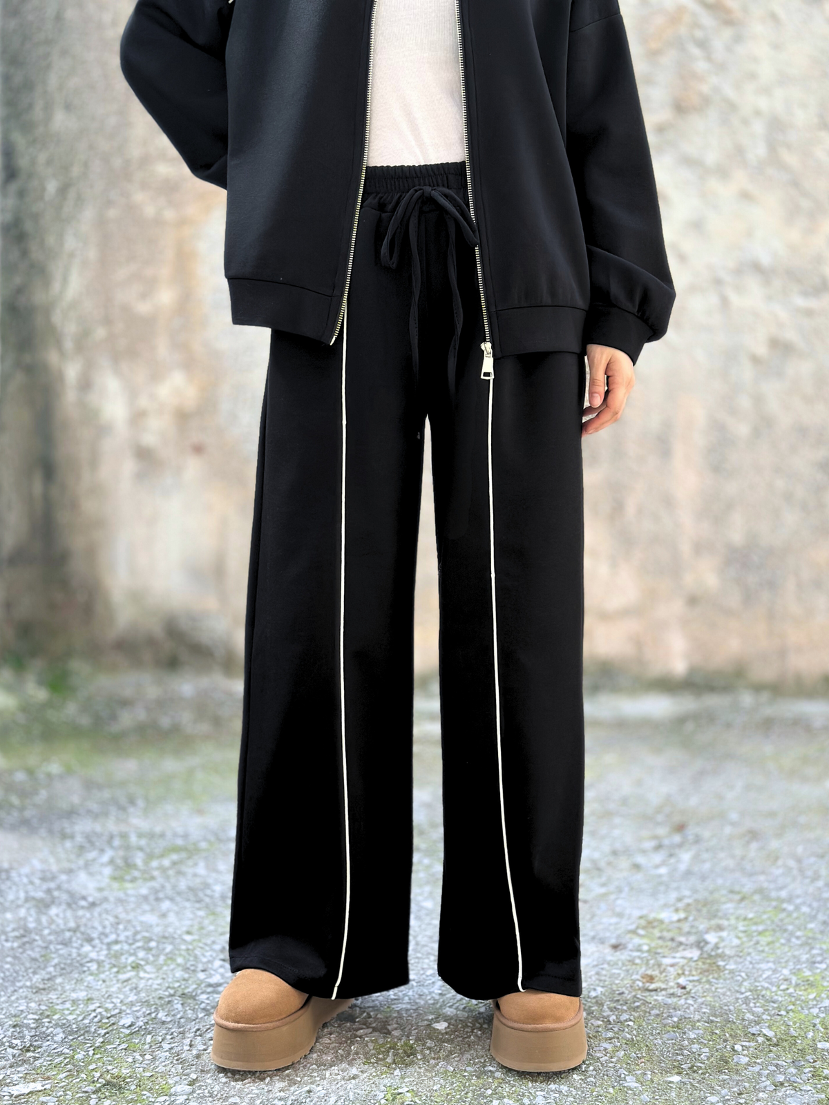 Μαύρο Athleisure Σετ με Ρίγες - Black Athleisure Set with Stipe Details